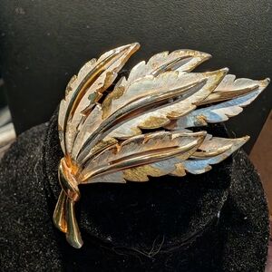 🥰 PRICE DROP🥰 Vintage signed JJ brooch featuring tones Of gold and Silver
